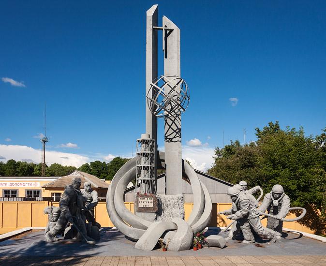 Pomnik liwidatorów. Źródło: http://panoramy.zbooy.pl/360/gallery/czernobyl-pomnik/20140713-160436-3448-raw5d.jpg/p