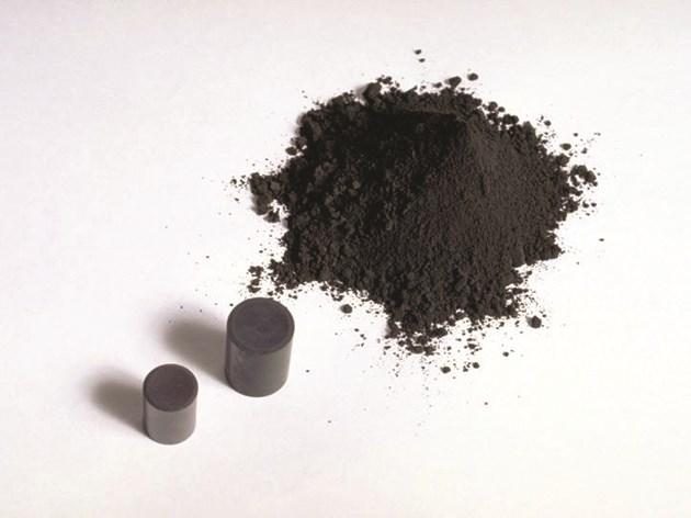 Dwutlenek uranu w postaci sproszkowanej oraz granulatu do prętów paliwowych. Źródło: https://www.world-nuclear.org/getattachment/Nuclear-Basics/How-is-uranium-ore-made-into-nuclear-fuel/powder-pellets-(Candu).jpg.aspx?