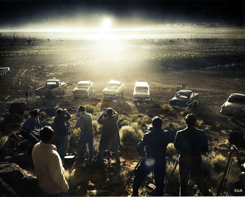 Test bomby atomowej w Newadzie w 1957 r. Turystyka atomowa miała swoich fanów. Źródło: https://www.reddit.com/r/pics/comments/370js3/nuclear_bomb_testing_1957_colorized_by_me/