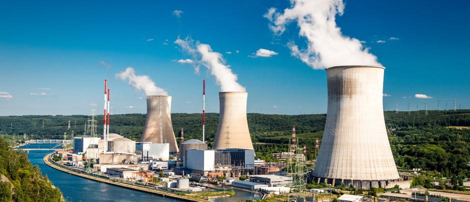 Tihange Nuclear Power Station w Huy w Belgii. Źródło: https://images.immediate.co.uk/production/volatile/sites/4/2018/08/GettyImages-909474696-d758222.jpg?quality=90&resize=728,313