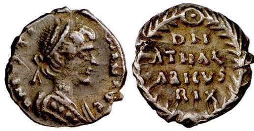 Pseudo-imperialna srebrna ćwierć siliqua wybita w imieniu cesarza Bizantyjskiego Justyniana I z czasów Athalryka. 1.11 g., 11.3 mm średnicy. Od frontu oczywiście cesarz. Od tyłu 