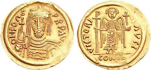 Longobardzki  pseudo-imperialny złoty solid wybity w imieniu cesarza Bizantyjskiego Fokasa (602 - 610 r.) z czasów zaraz po poprzednim przykładzie. 4.37 g., ok. 20 mm. średnicy. Od awersu i rewersu dokładnie to samo co na przykładzie poprzednim, ino już zbarbaryzowane.