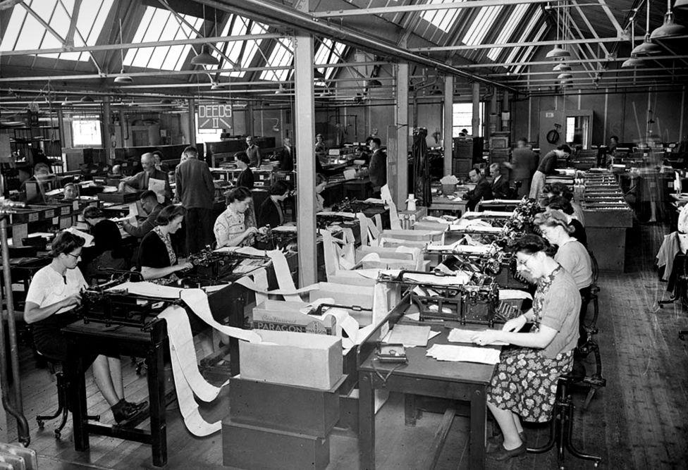 Zwyczajny dzień pracy w Overton. Źródło: BBC News, Bank of England Archives