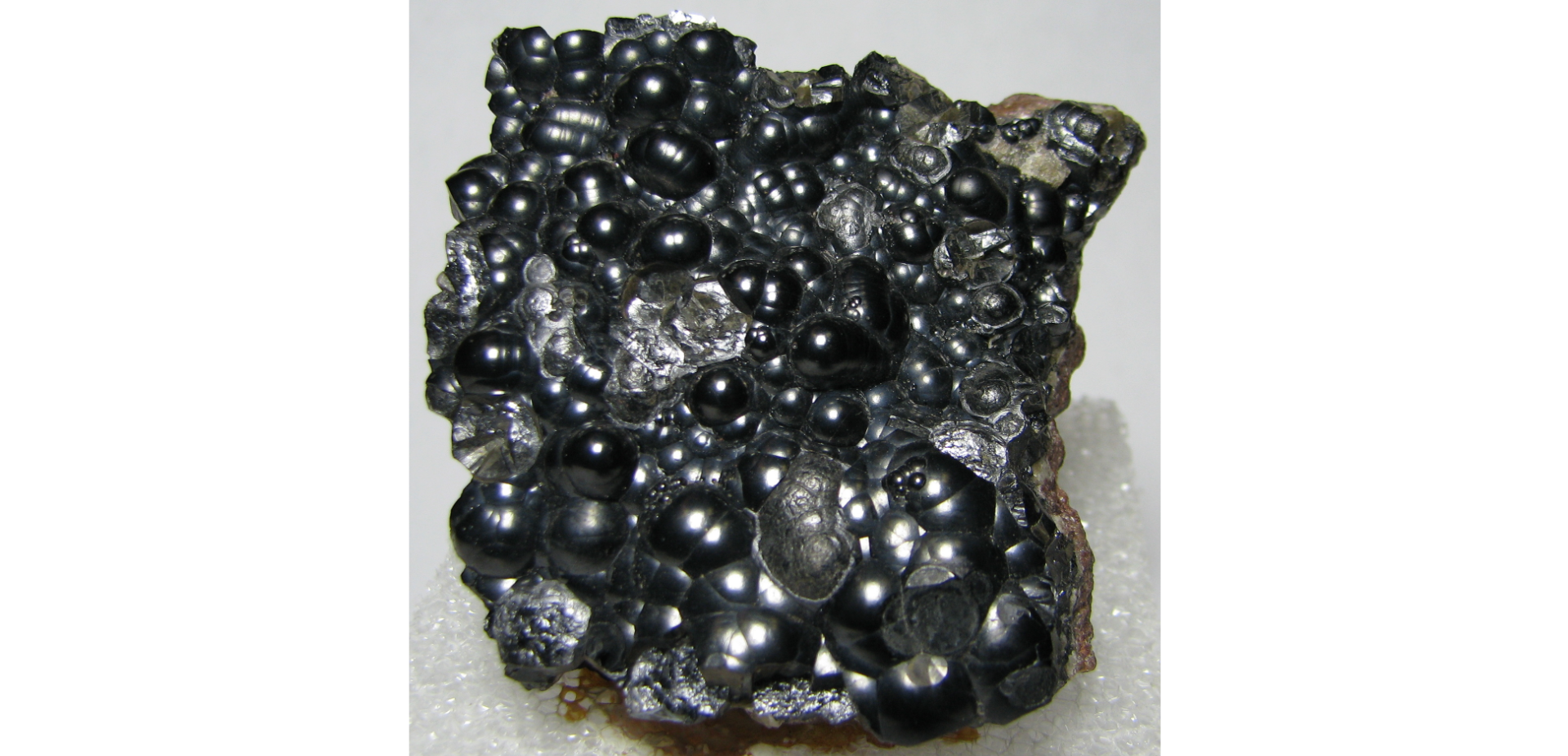 Uraninit czyli Pitchblende - więcej przykładów oraz form krystalizacji w źródle. Źródło: https://www.mindat.org/gm/4102