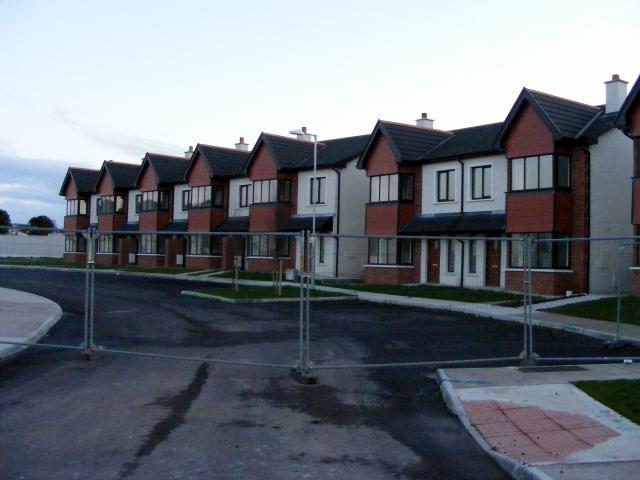 - Jedno z opuszczonych osiedli w Irlandii po załamaniu w roku 2008. Dwa lata później rząd Eire podał, że w całym kraju jest około 600 takich miejsc liczących od kilku do nawet kilkudziesięciu domów.