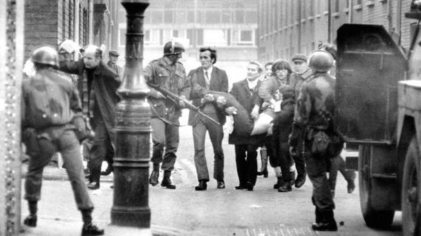 - Bloody Sunday, masakra ludności cywilnej przez wojska Jej Królewskiej Mości w 1972 roku.